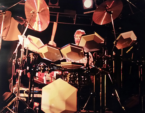 Bruford playing the Simmons SDX500 electronic drum kit on stage